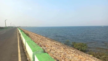 ஈராக்குது டம் ரைட் டைக் - Right Dyke Road