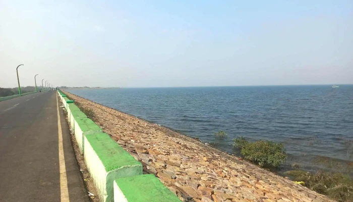 ஈராக்குது டம் ரைட் டைக் - Right Dyke Road