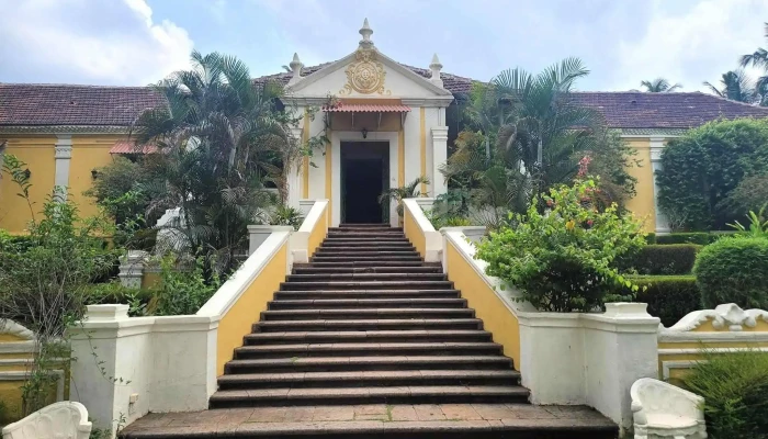 பலசியோ டோ டியோ - Opposite Holy Cross